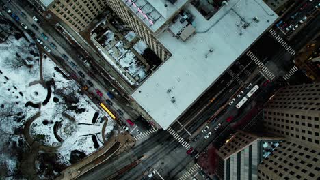 Von-Oben-Nach-Unten-Nach-Oben-Geneigt,-Offenbart-Sich-Ein-Unglaublicher-Blick-Auf-Die-Innenstadt-Von-Chicago