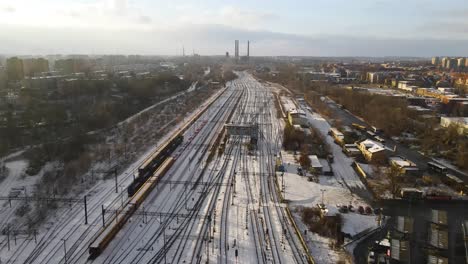 vista aérea de arriba de trenes de carga industriales en las vías del ferrocarril, bytom, polonia