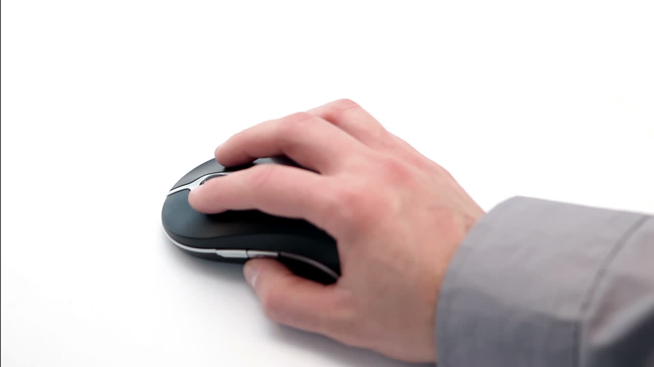 mano sosteniendo y moviendo un ratón de computadora