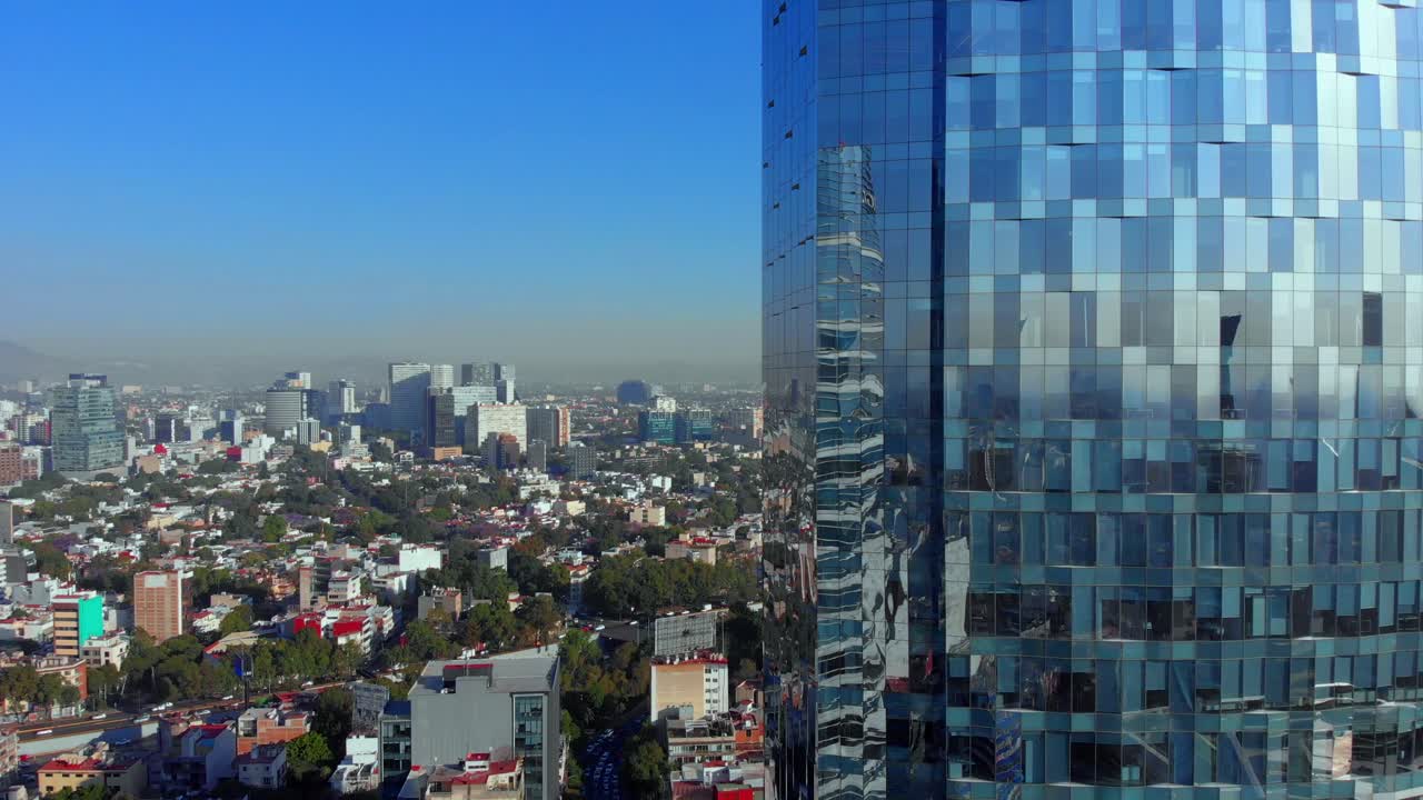 drone volando frente a un edificio alto reflejo en las ventanas paisaje urbano de la ciudad de méxico
