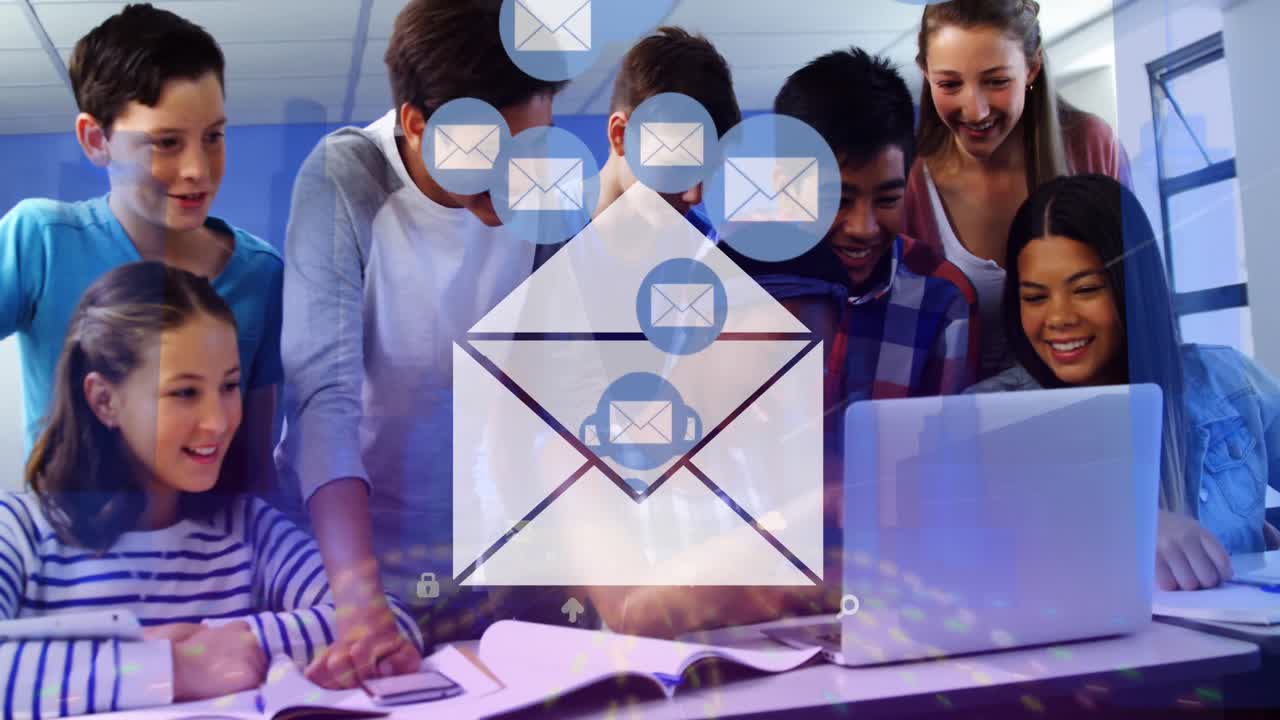 Animazione busta su team scolastico al lavoro su laptop