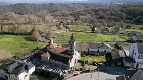 Frontale-Umlaufbahn-Der-Kirche-San-Xoan-De-Rio-Mit-Wunderschönen-Steingebäuden-Und-Türmen