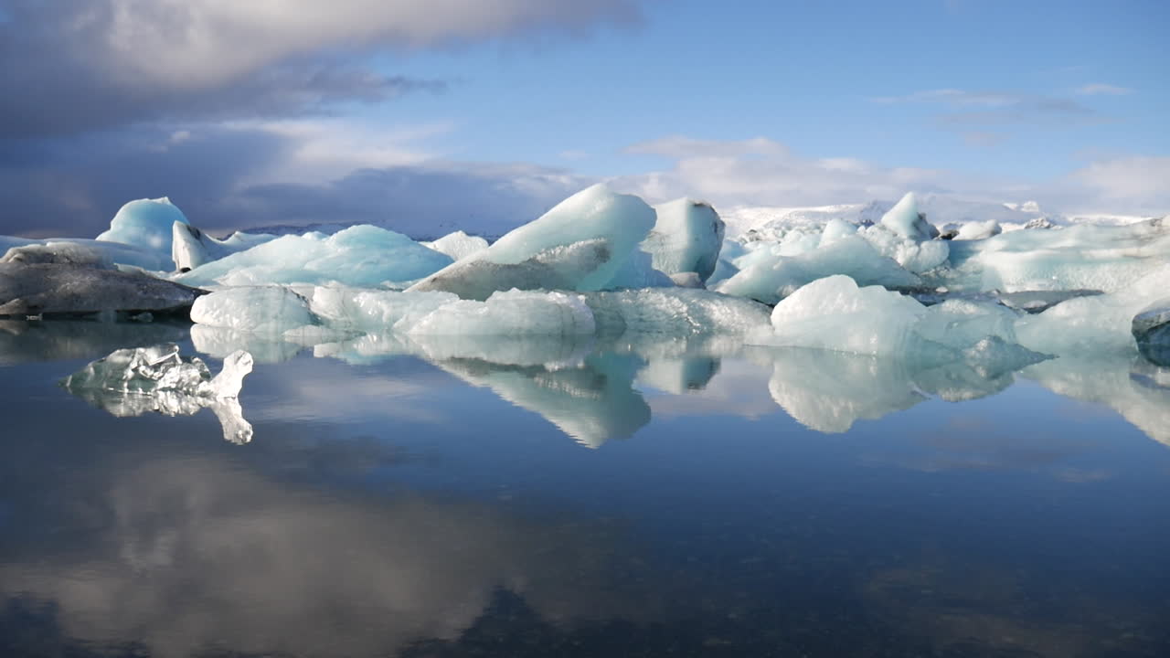 Ripresa cinematografica di piccoli iceberg trovati nel Parco Nazionale di Jökulsárlón in Islanda.