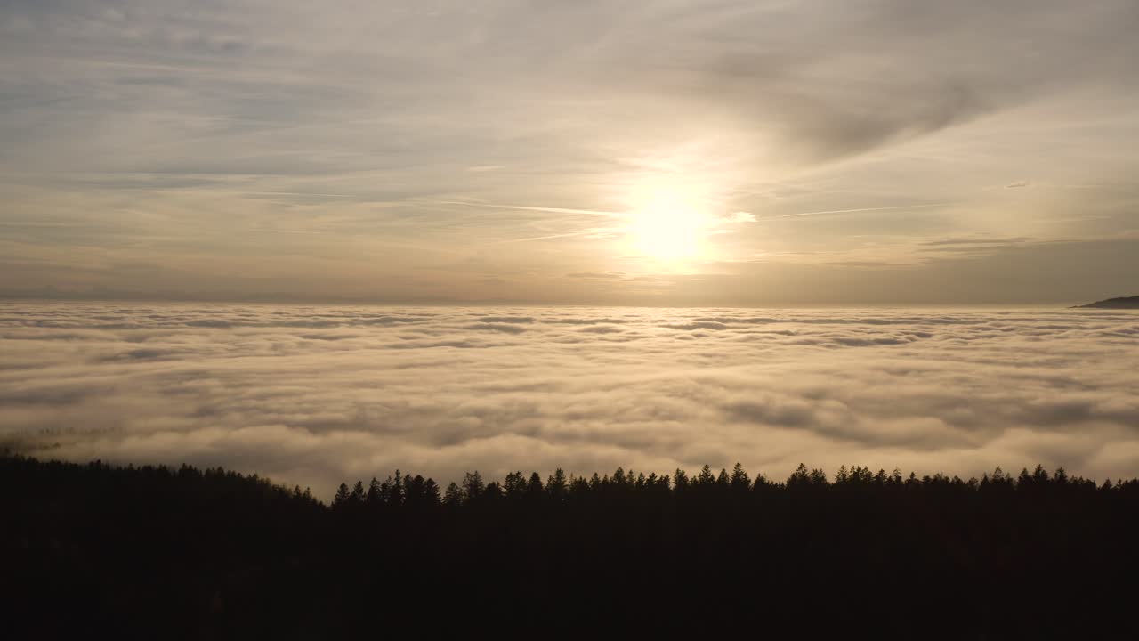 vista aérea de una hermosa puesta de sol sobre las nubes