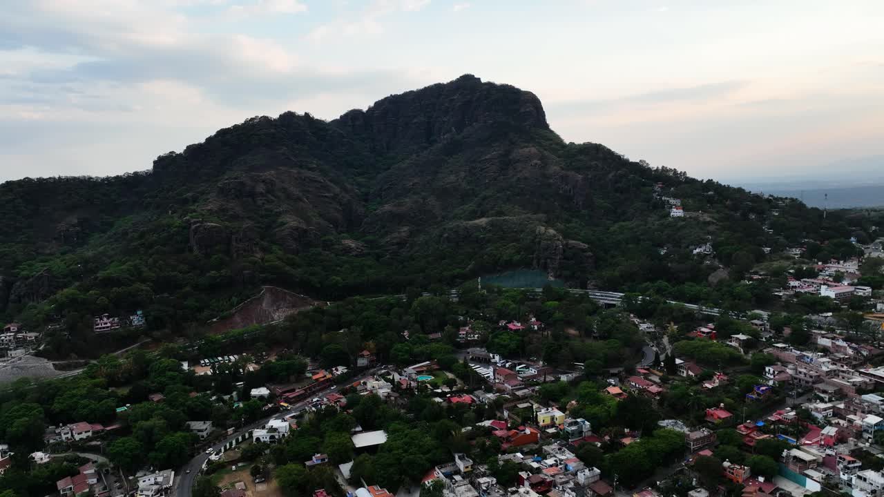 vista aérea que se eleva sobre el monte tepozteco en la ciudad de tepoztlan de morelos, méxico