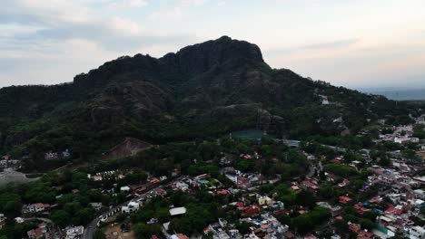 Vista-Aérea-Que-Se-Eleva-Sobre-El-Monte-Tepozteco-En-La-Ciudad-De-Tepoztlán-De-Morelos,-México