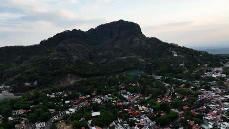 vista aérea que se eleva sobre el monte tepozteco en la ciudad de tepoztlan de morelos, méxico
