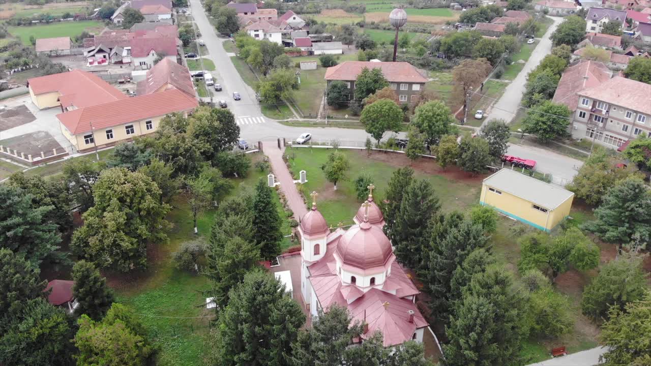 antena de drones sobre la iglesia ortodoxa en el campo soleado de rumania