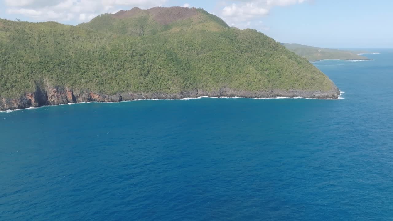 promontorio y costa de loma papa gorda, samana en la república dominicana