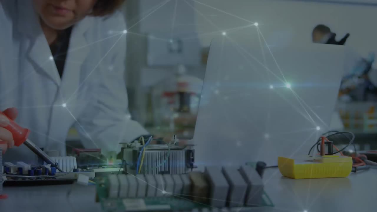 animación de la red de conexiones sobre la mujer científica caucásica en el laboratorio