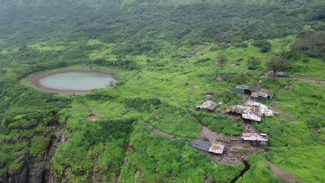 Vista-Aérea-Panorámica-Del-Lago-Sagrado-En-La-Colina-Brahmagiri-En-Los-Ghats-Occidentales-De-Maharashtra-Durante-El-Monzón,-Nashik,-India