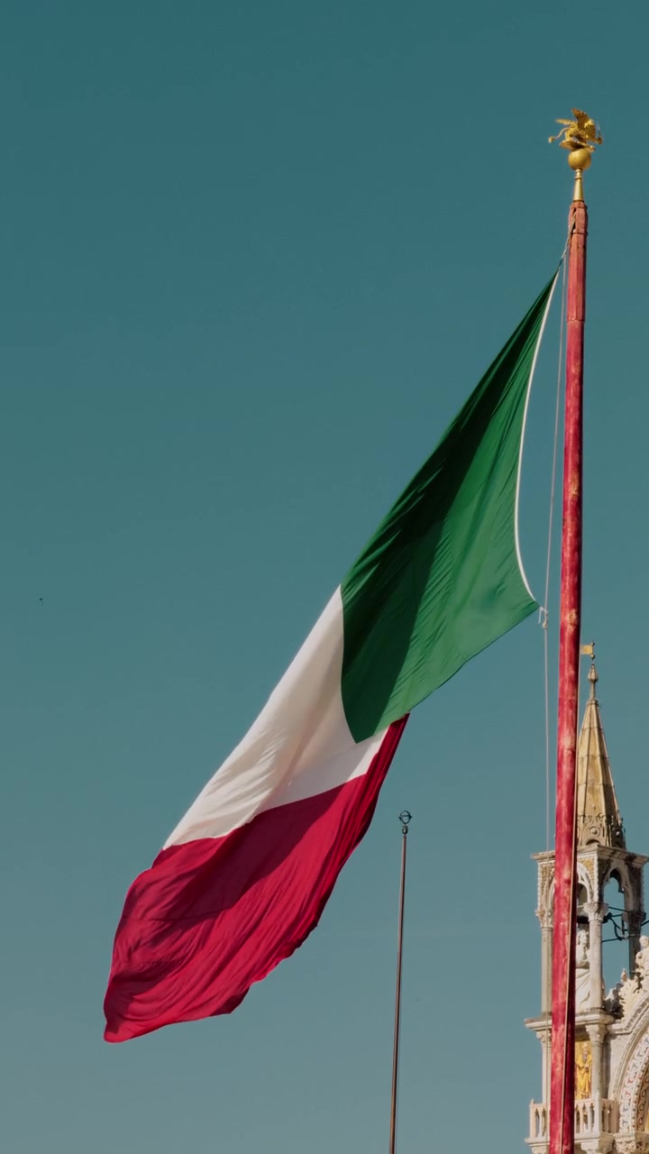Bandiera italiana che sventola su un cielo turchese e limpido