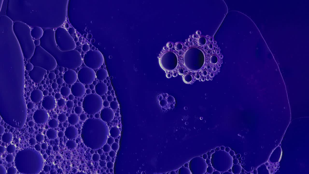 미용 치료 수소 생산을 위한 기름 방울이 있는 보라색 추상 배경