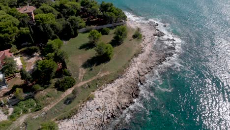 escena de la naturaleza - costa rocosa de croacia con hermosas aguas azules del mar adriático