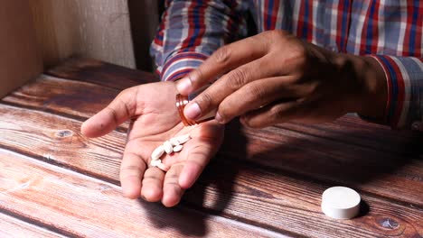 persona que toma pastillas