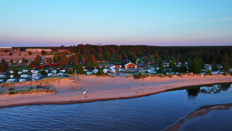 dron krążący wokół plaży i linii brzegowej wydm kalajoki, zachód słońca w finlandii