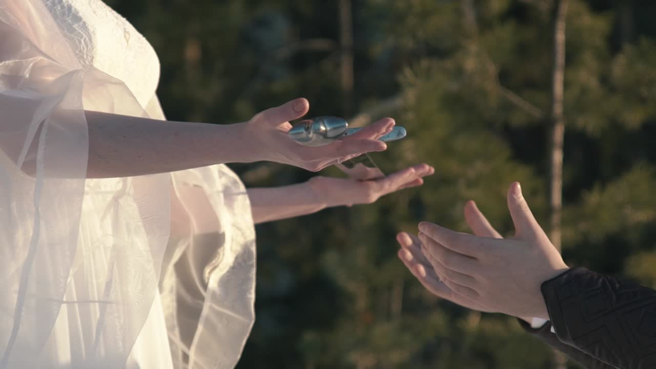 칼을 교환하는 커플