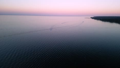 Abenddämmerung-Ozeanpfanne-Mit-Booten---Drohne