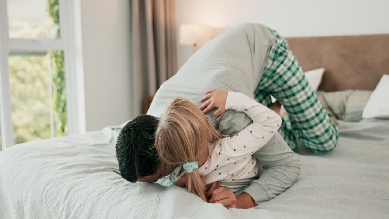 Mattina, camera da letto e padre che abbraccia il figlio per creare un legame
