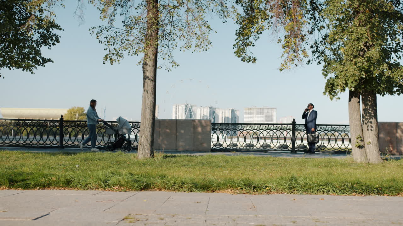escena del parque de la ciudad con gente