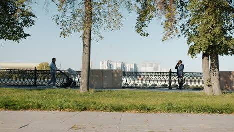 escena del parque de la ciudad con gente