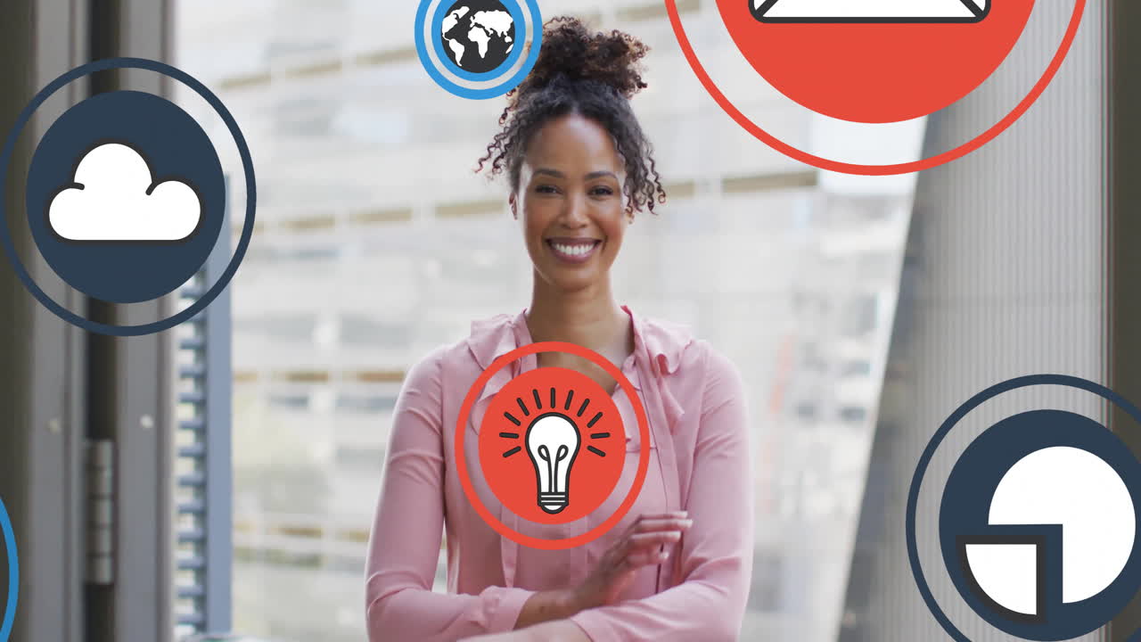 animación de iconos sobre una mujer biracial sonriente de pie con los brazos cruzados contra una ventana de vidrio