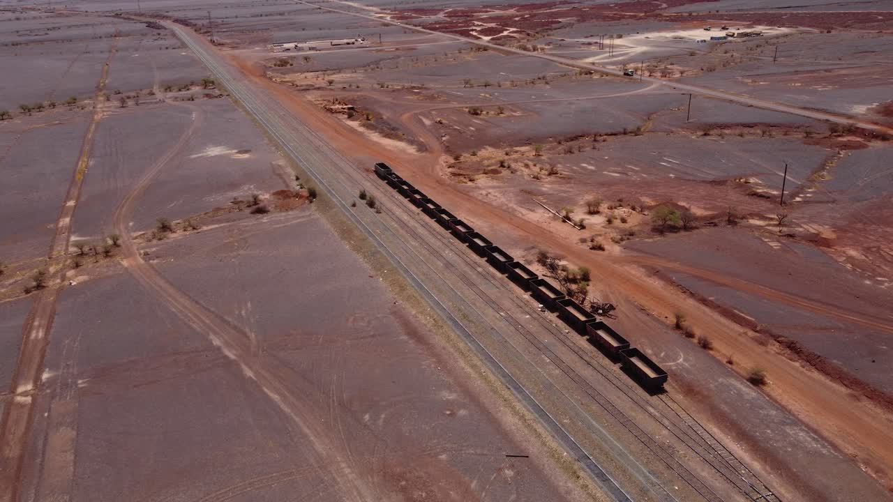 viejo tren de mineral de hierro estacionado en zouérat, mauritania
