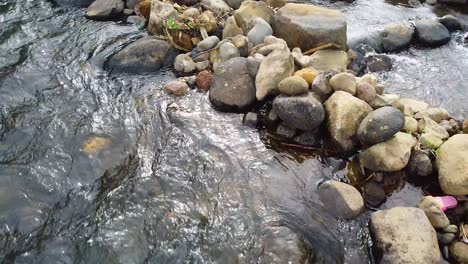 drone-shot,-close-up-of-rocks-in-the-middle-of-the-river