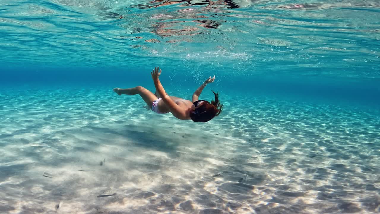 Scena Subacquea Di Una Bambina Che Si Diverte Nelle Acque Tropicali Blu Cristalline Di Un'isola Esotica