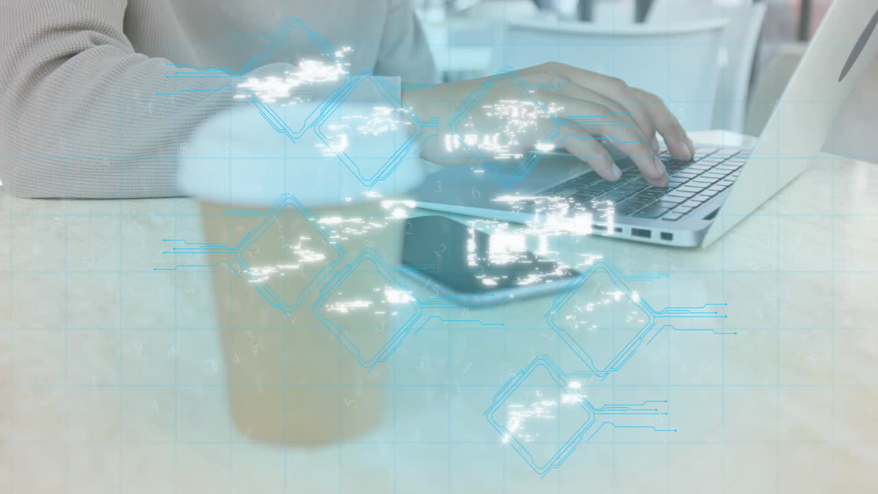 анимация икон компьютерных приложений над серединой двухрасового человека, работающего на ноутбуке