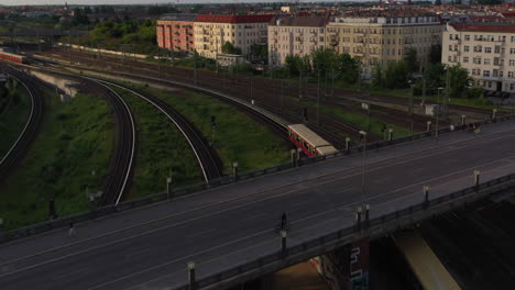 Vorwärtsverfolgung-Des-S-Bahn-Zugs,-Der-Auf-Gleisen-An-Der-Bosebrucke-Brücke-Fährt.-Stadtszene-In-Abendlicher-Holden-Stunde.-Berlin,-Deutschland