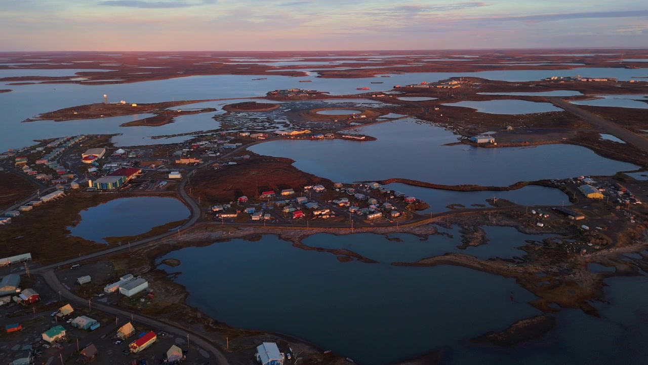 Weitwinkel-Luftaufnahme des Weilers Tuktoyaktuk an der Küste der Beaufortsee im Arktischen Ozean in den Nordwest-Territorien, Kanada