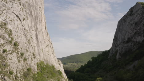 caminata de cheile valisoarei con altos picos de las montañas en rimetea, rumania