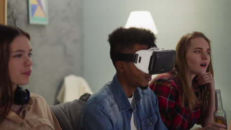 hombre negro con auriculares vr se sienta entre las mujeres en el béisbol