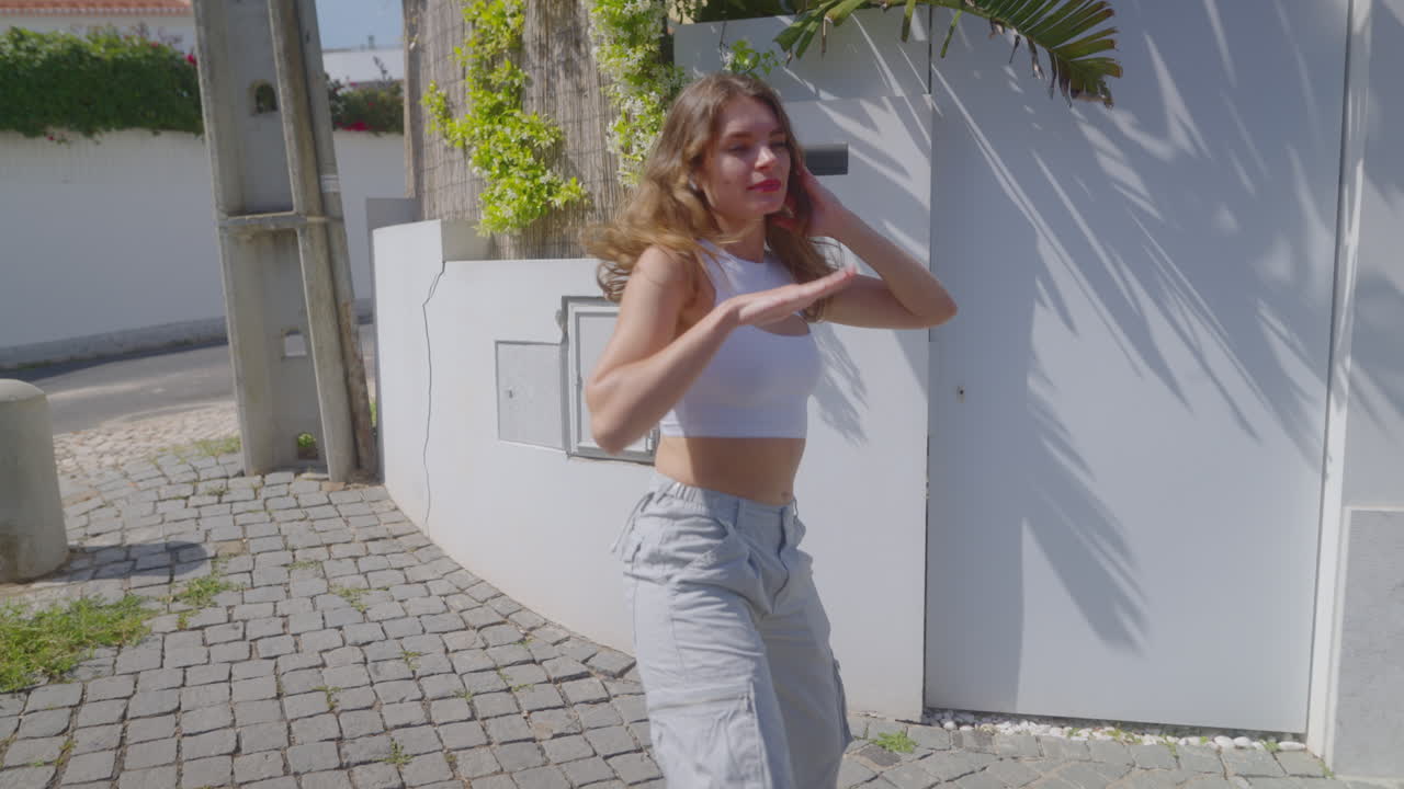 mujer bailando al aire libre