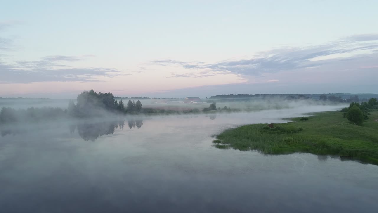 아침 안개에 있는 숲의 호수, 새벽의 빛에