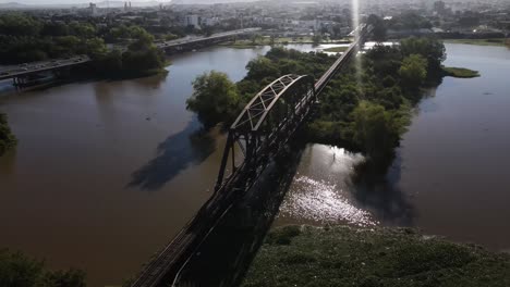 Explorando-Sinaloa:-El-Impactante-Puente-Negro-De-Culiacán,-Día-Del-Atardecer