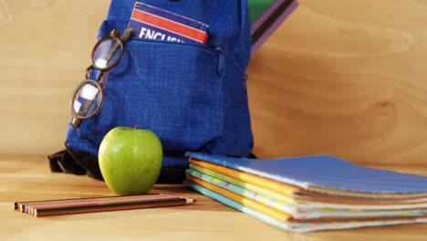 Nahaufnahme-Einer-Schultasche-Mit-Büchern-Und-Brillen