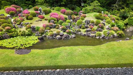 Templo-Ryontaji-De-Hamamatsu,-Japón,-Con-Flores,-Agua-Y-Arquitectura-Tradicional.