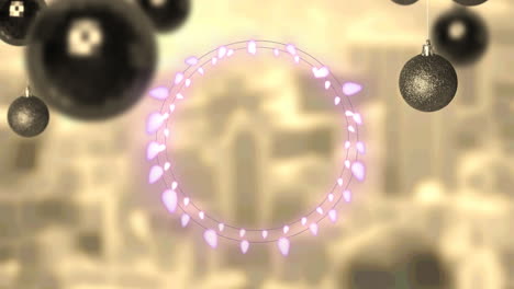 luces de hadas rosadas y decoraciones de adornos colgantes contra la vista aérea del paisaje urbano