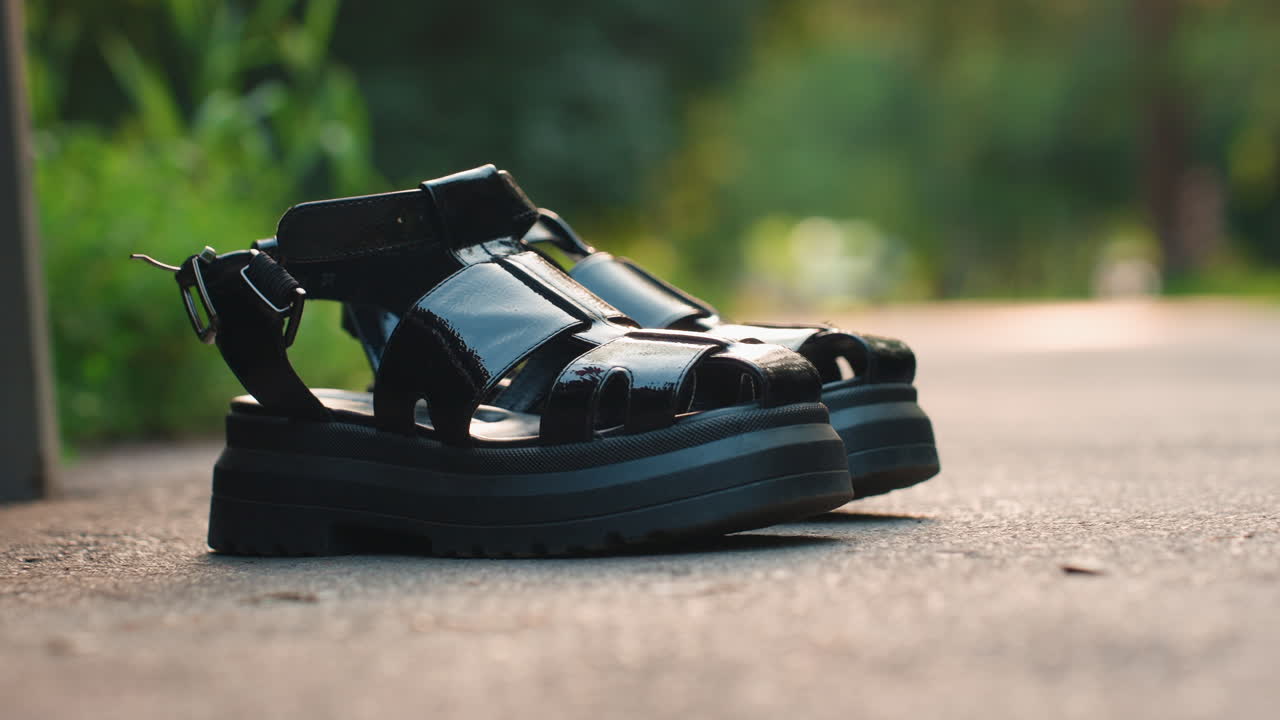 고요한 발자국은 황혼이 깃들 때 머물고, 조용히 버려진 신발은 낮이 끝나고 밤이 시작될 때 남아 있어요. 들리지 않는 발소리와 버려진 신발은 황혼이 어둠 속으로 떨어질 때 조용히 맴돌고 있네요.