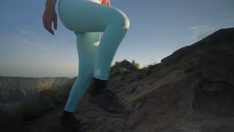 Mujer-Joven-En-Forma-Caminando-En-La-Cumbre-Del-Monte-Batur-Al-Amanecer-Levantando-Los-Brazos-En-El-Aire