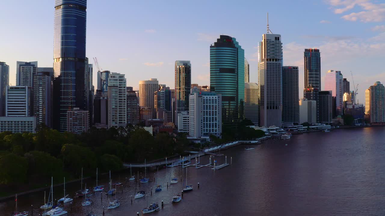 호주 퀸즐랜드주 브리즈번 도심에 있는 정원 포인트 보트 항구와 독수리 거리 부두 페리 터미널 근처 브리즈번 강에 떠 있는 범선