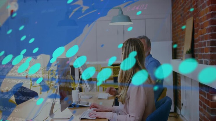 Animation af prikker, der danner graf, tal og kort over kaukasiske kolleger, der planlægger ved en computer.