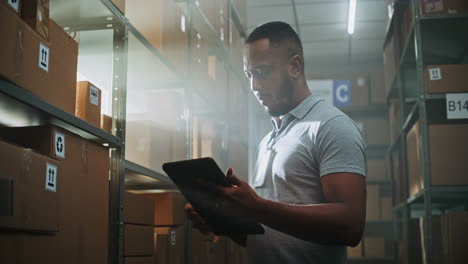 trabajador de almacén comprobando el inventario con una tableta
