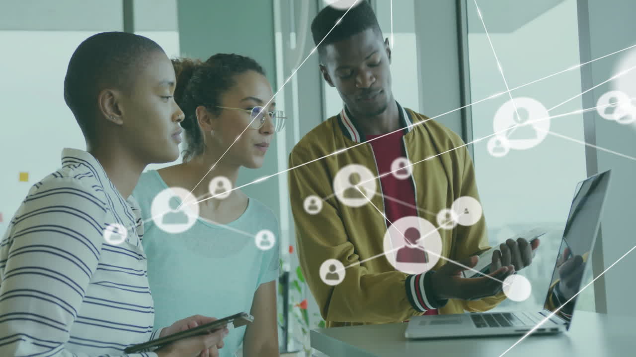 사무실에서 다양한 비즈니스 사람들 위의 사람 아이콘과의 연결 네트워크의 애니메이션