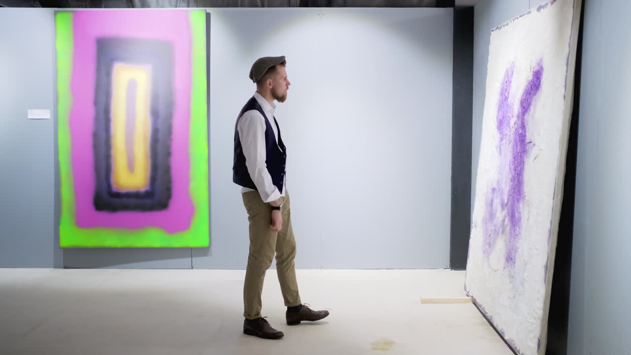 uomo che guarda l'arte astratta in una galleria d'arte