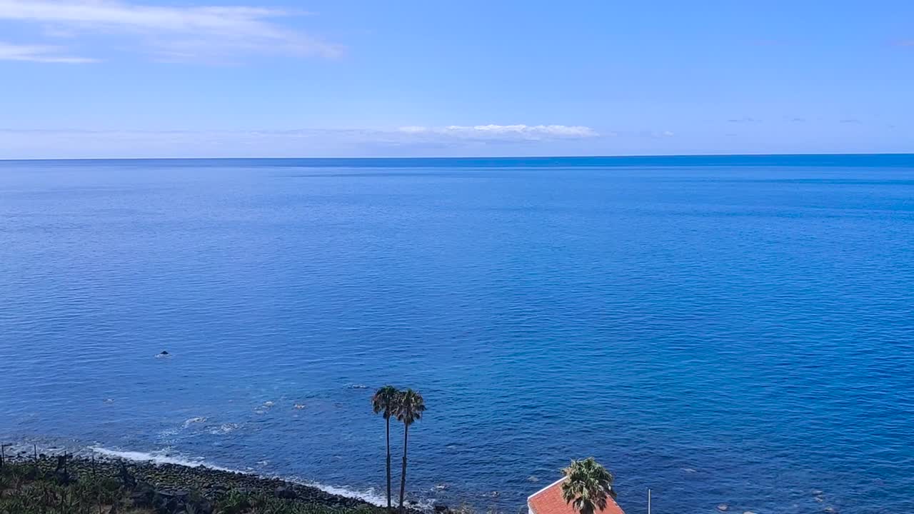 vista panorámica del océano atlántico desde un teleférico que se eleva a lo largo de la costa de la ciudad de funchal madeira