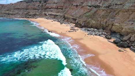 vista aérea de la costa escarpada, las olas azules, 4k