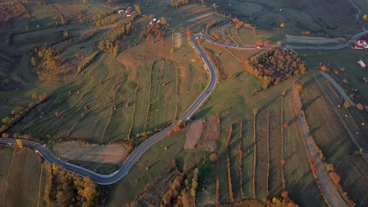 imágenes aéreas rápidas que muestran coches pasando por una carretera en el condado de maramures, rumania
